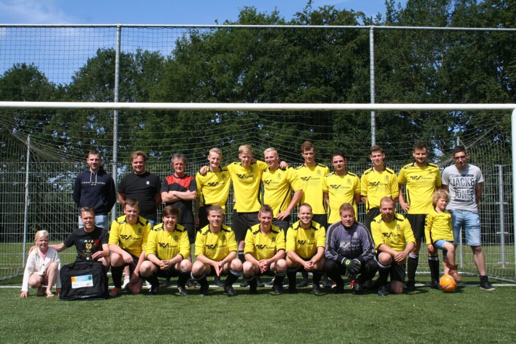 2e-elftal-tassen-overhandiging-vilsteren 2-12-06-2022